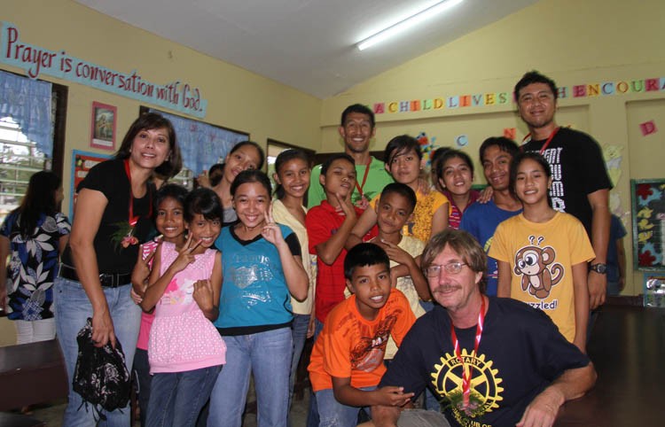 Rotary-Team-Meets-deaf-students