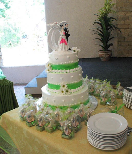 wedding-cake-by-Garden-Cafe